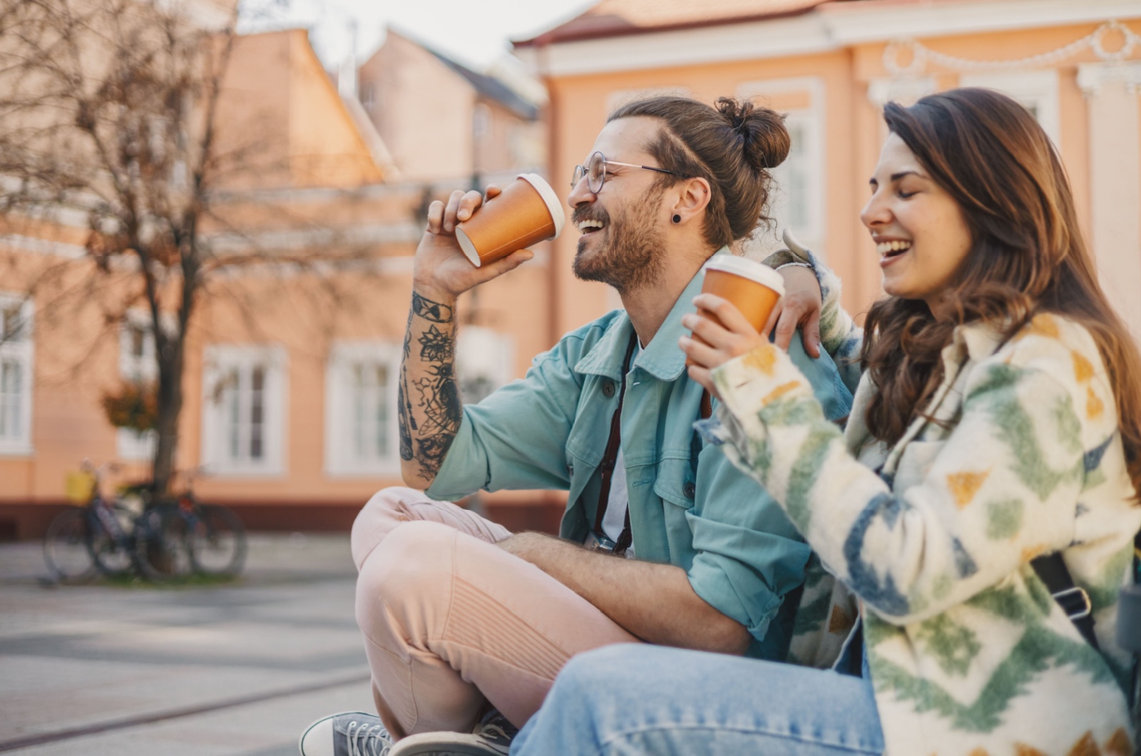 paar trinkt kaffee zusammen