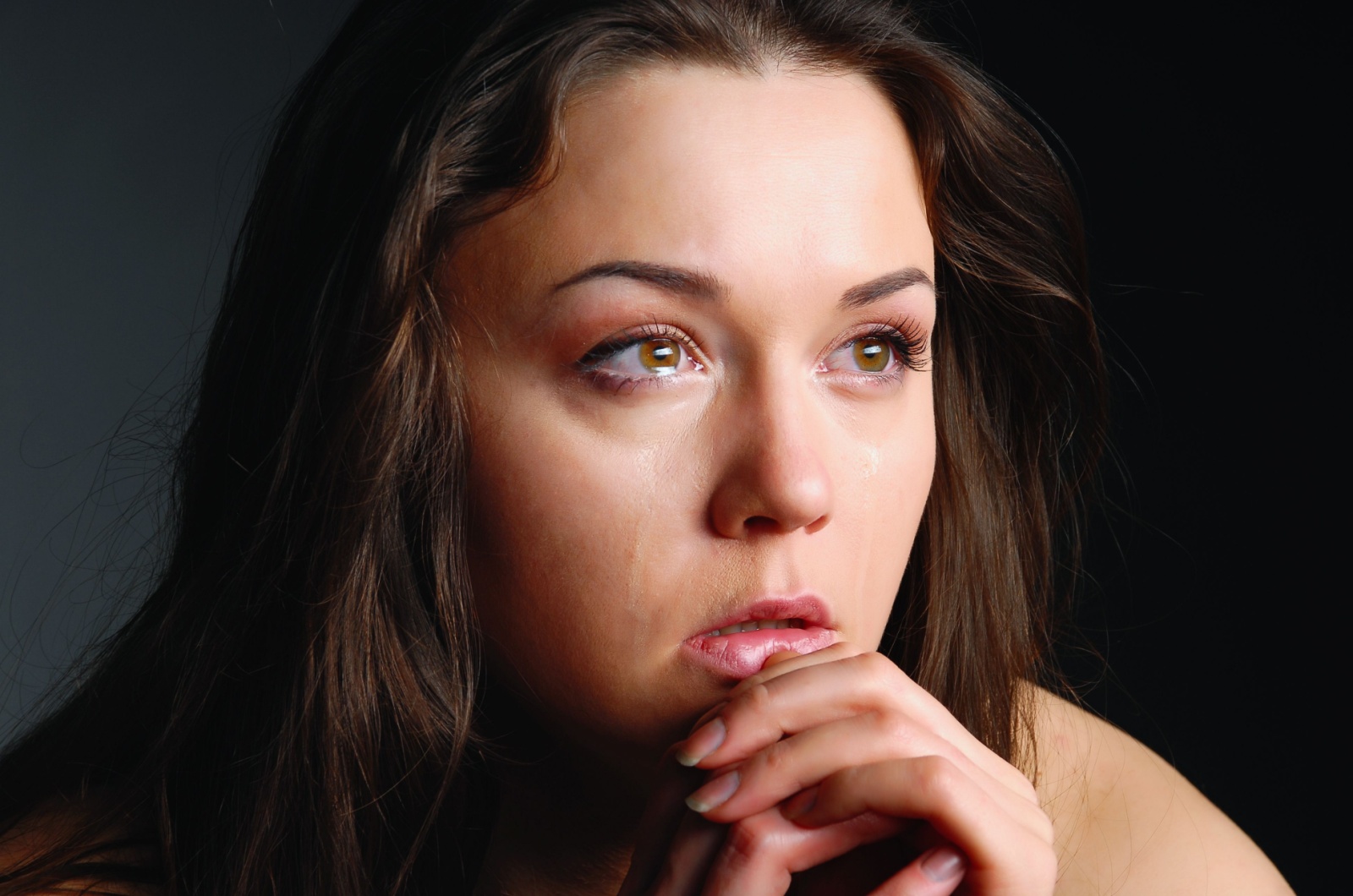 sehr traurige weinende frau