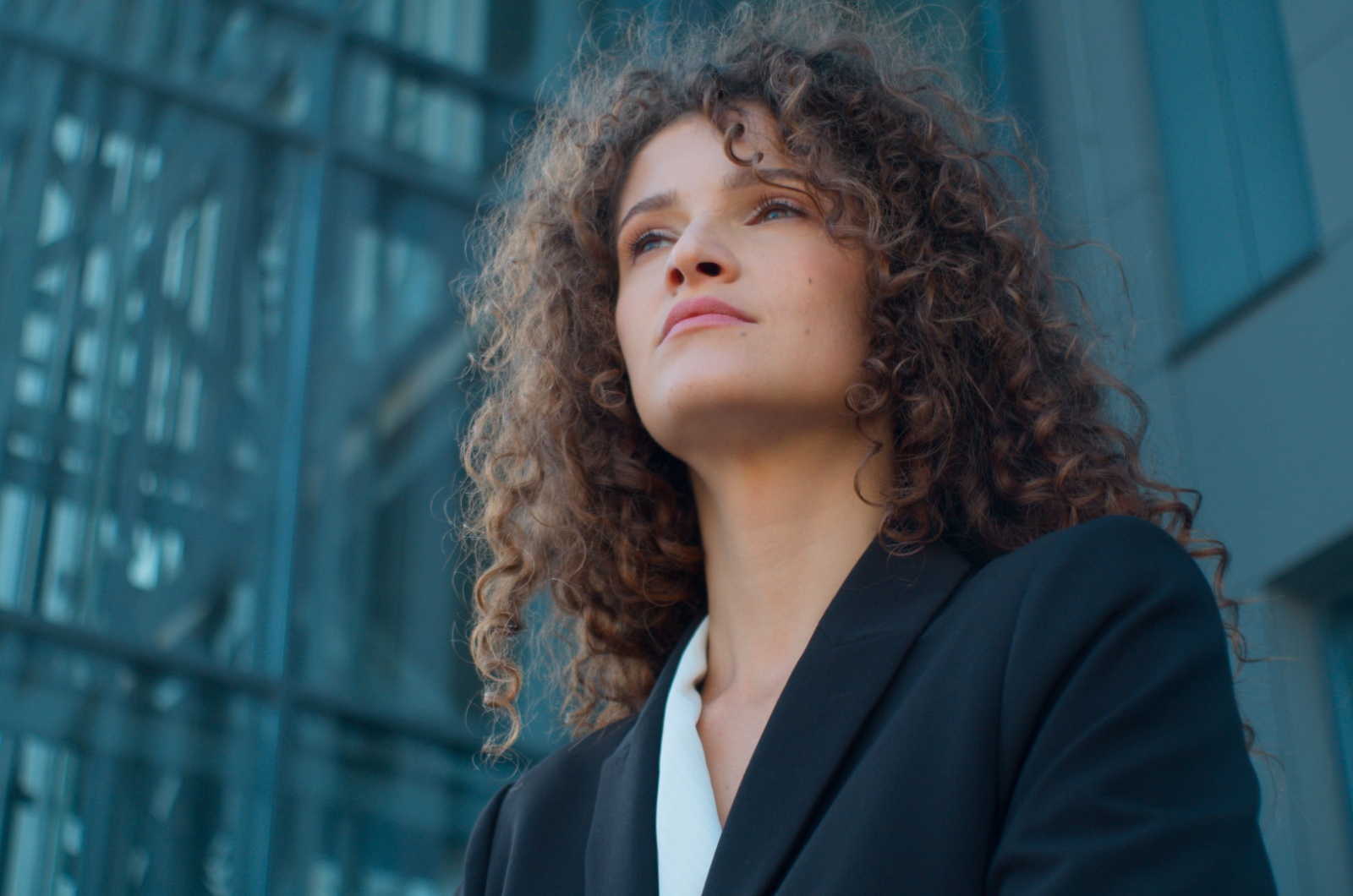 starke junge frau mit lockigen haaren