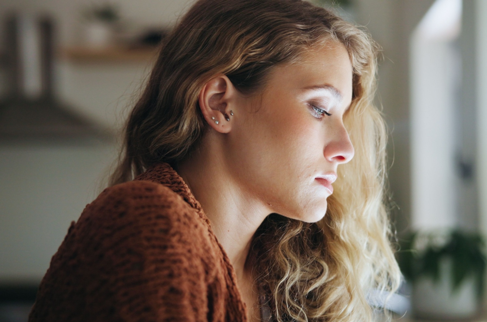 traurige blonde frau