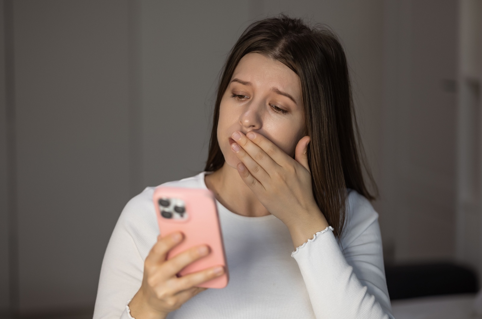 traurige frau handy in der hand