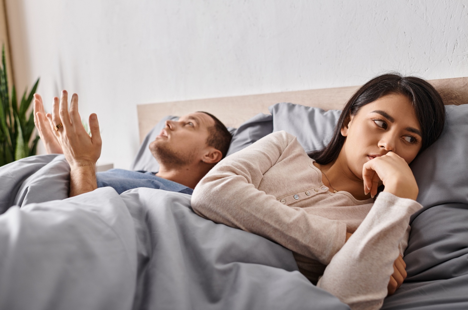 traurige frau neben mann 