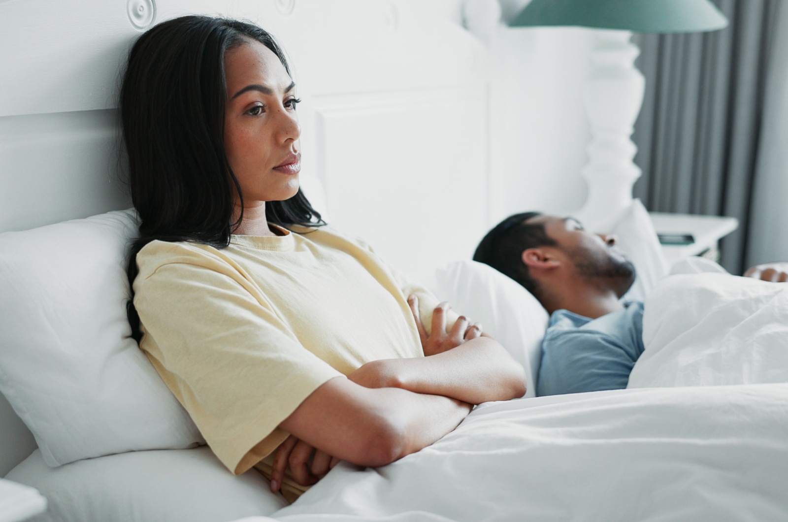 traurige frau neben mann