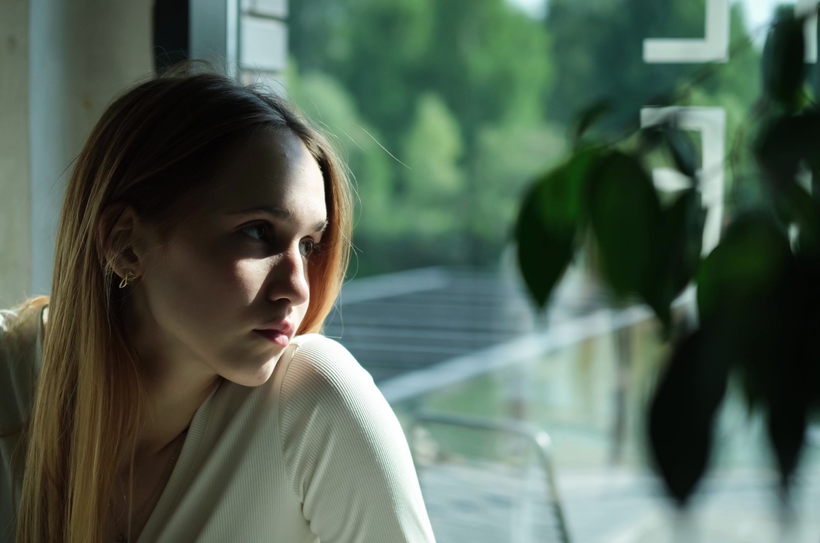 traurige frau sieht aus dem fenster