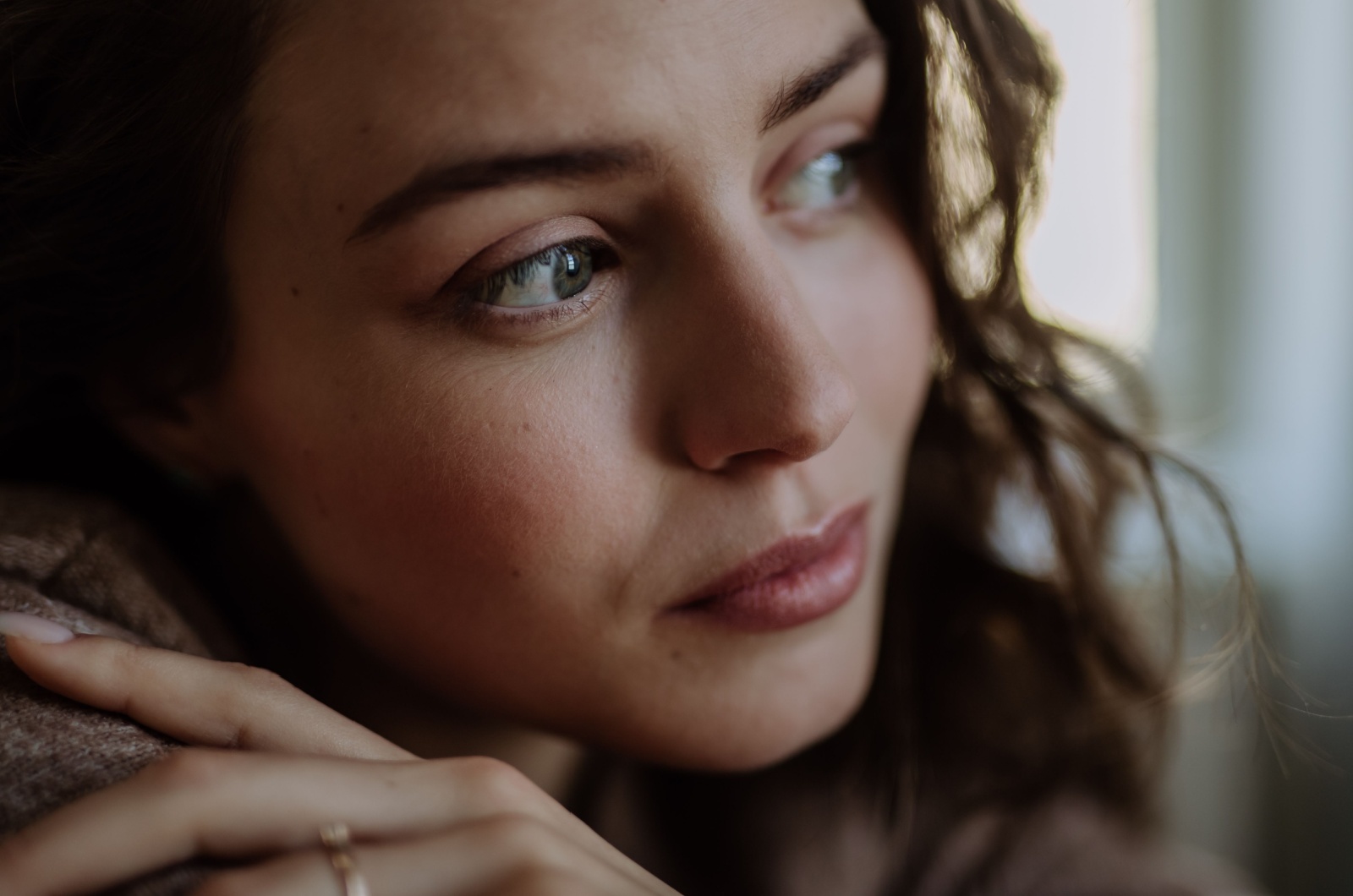 traurige junge frau sehnsucht