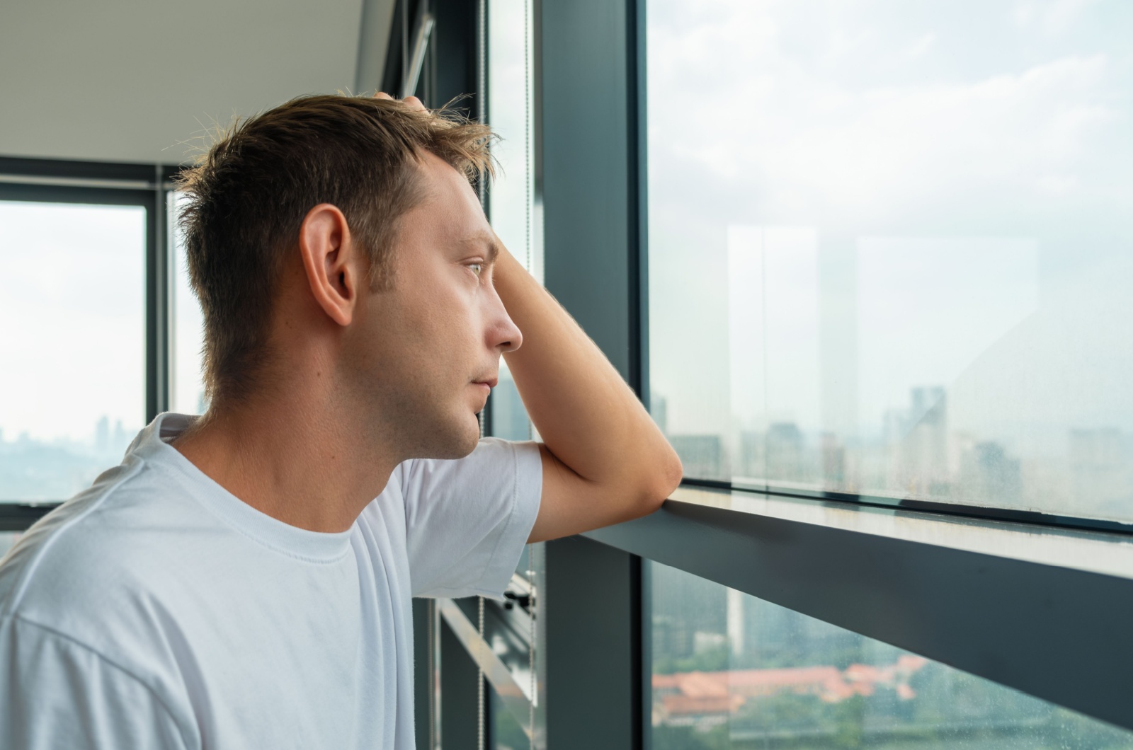 trauriger mann am fenster