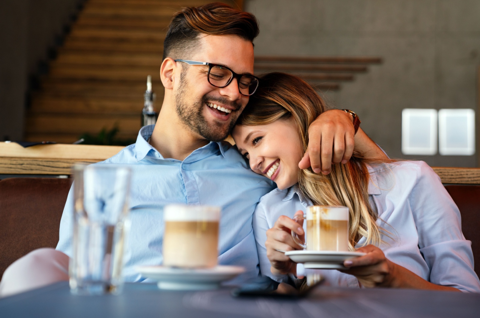 verliebtes paar lacht