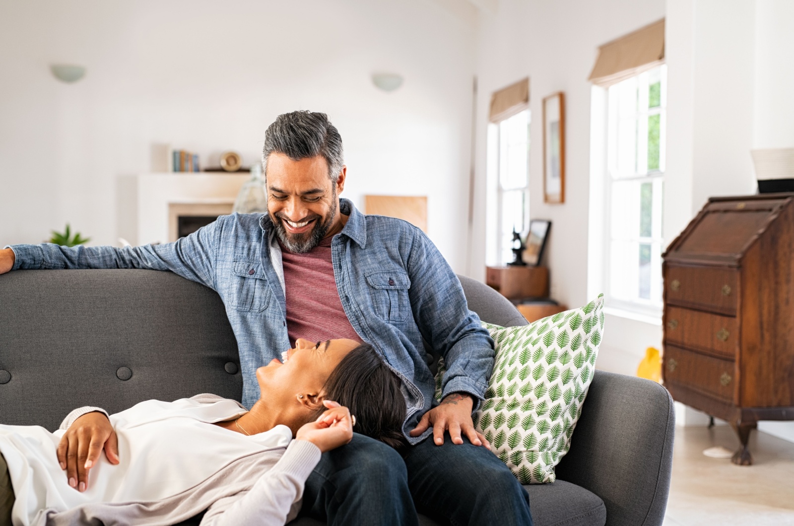 verliebtes paar lacht auf couch