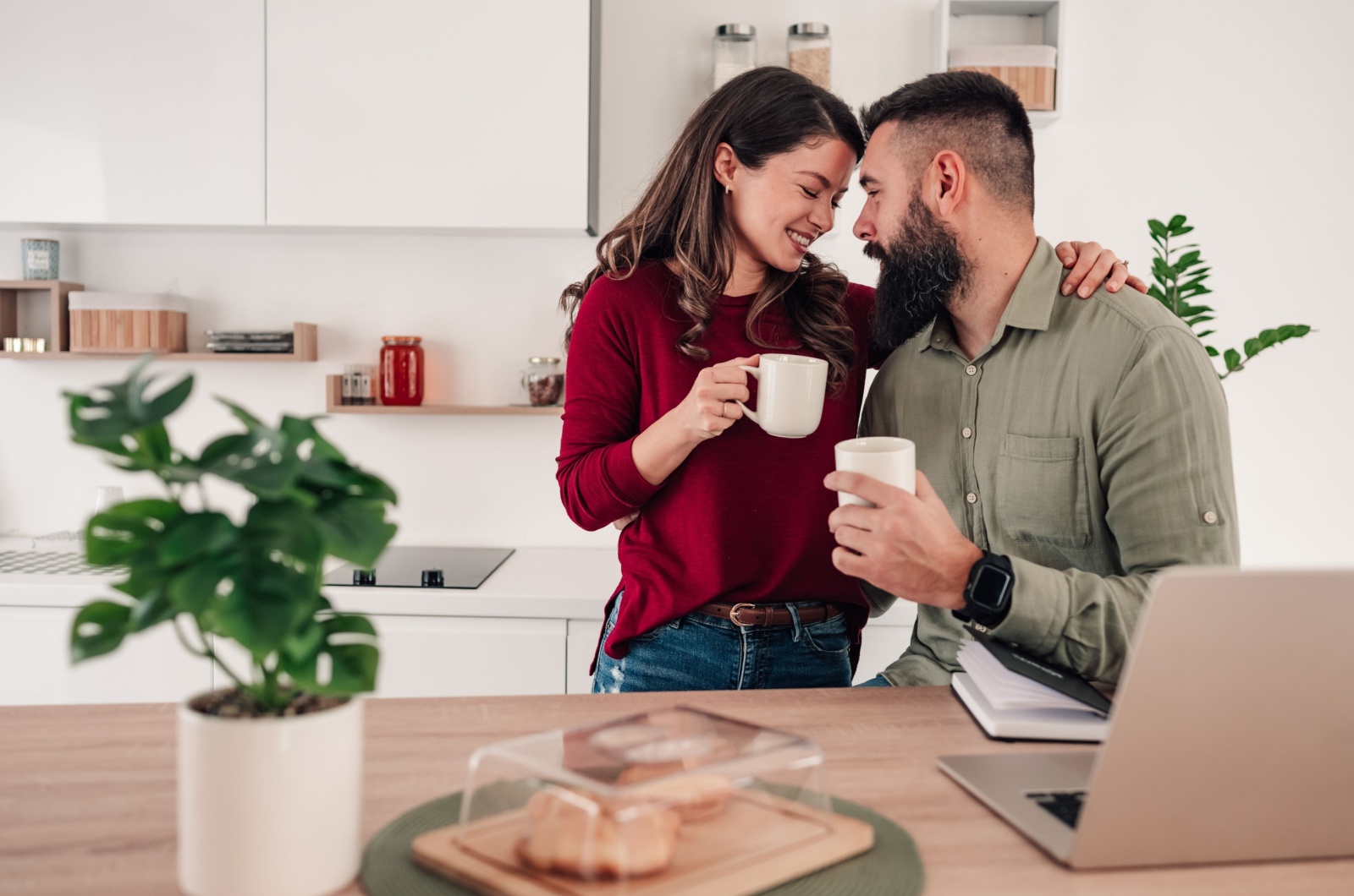verliebtes paar trinkt kaffee