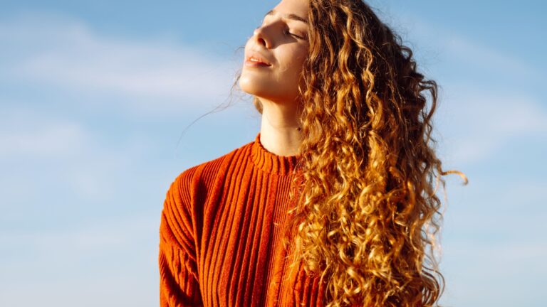 frau rote lockige haare