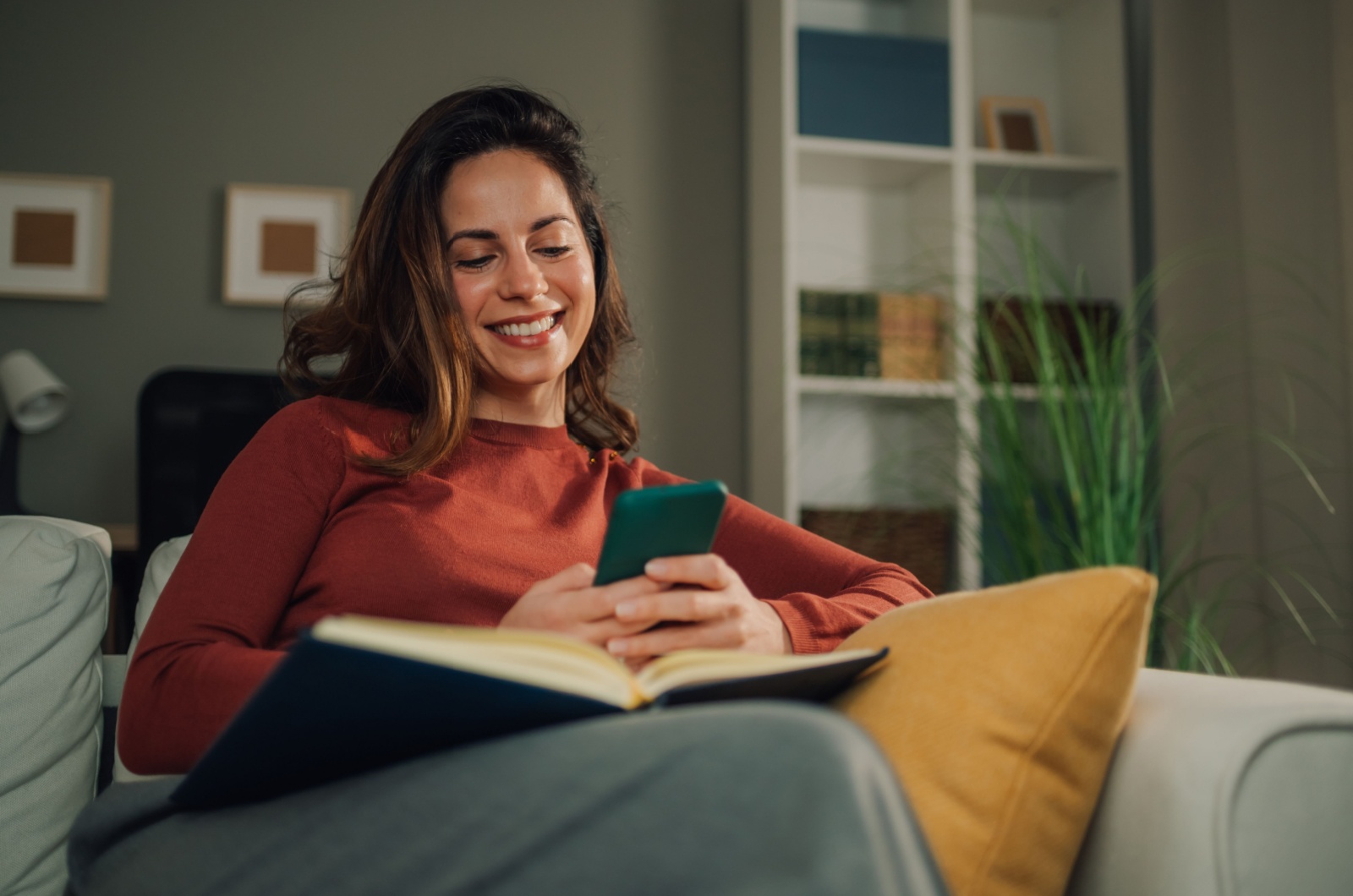 zufriedene frau mit handy