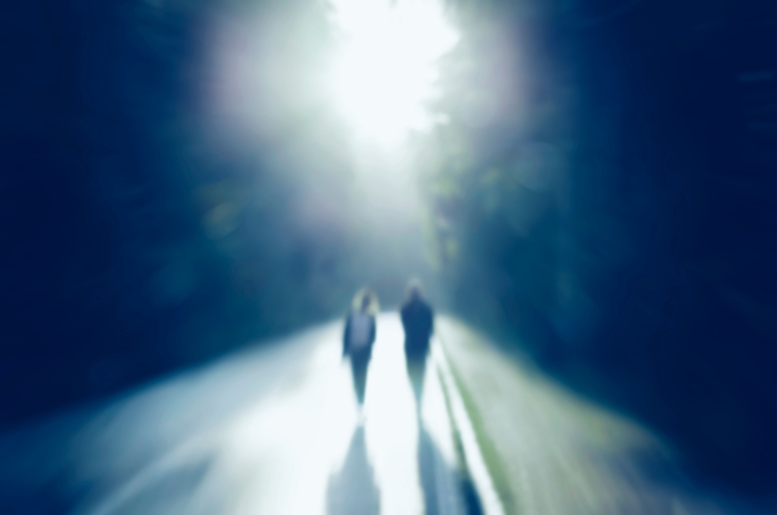 zwei menschen auf der strasse