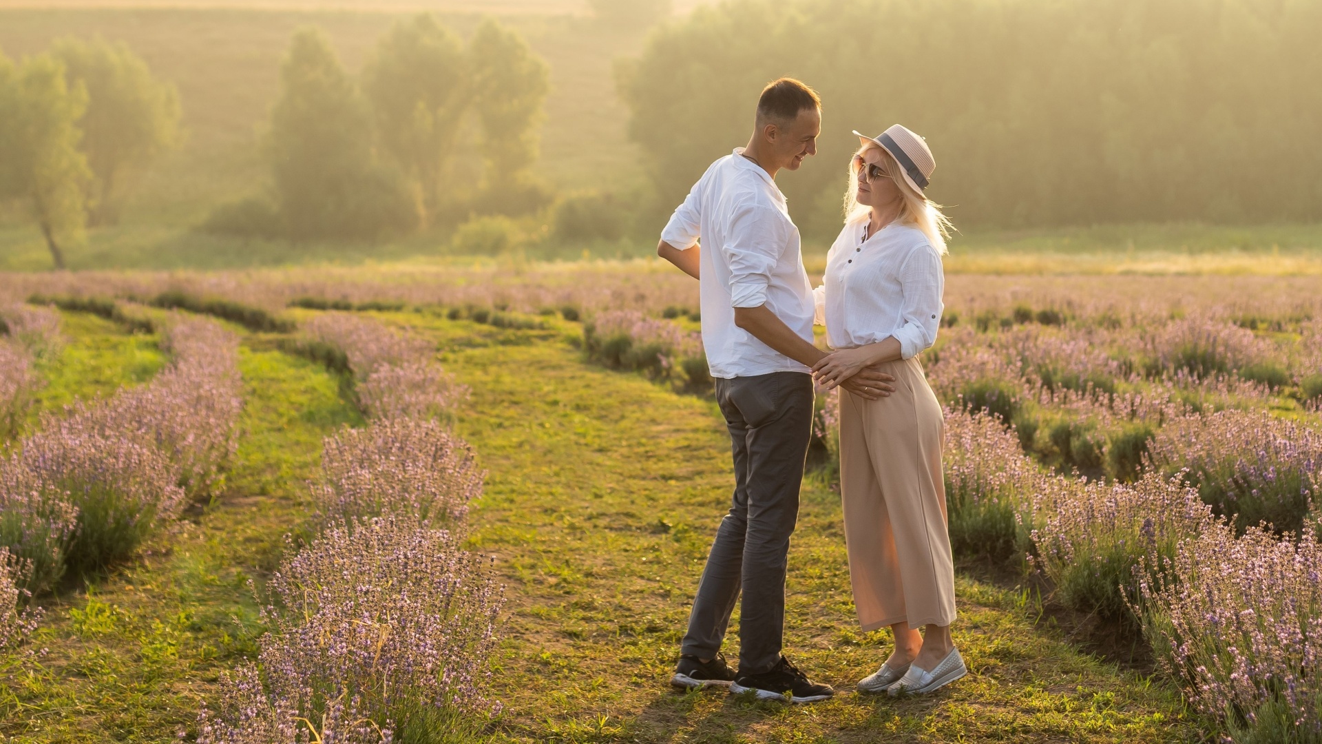 paar auf einer wiese