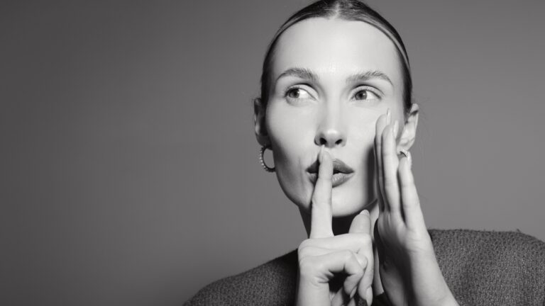 frau mit finger vor den mund