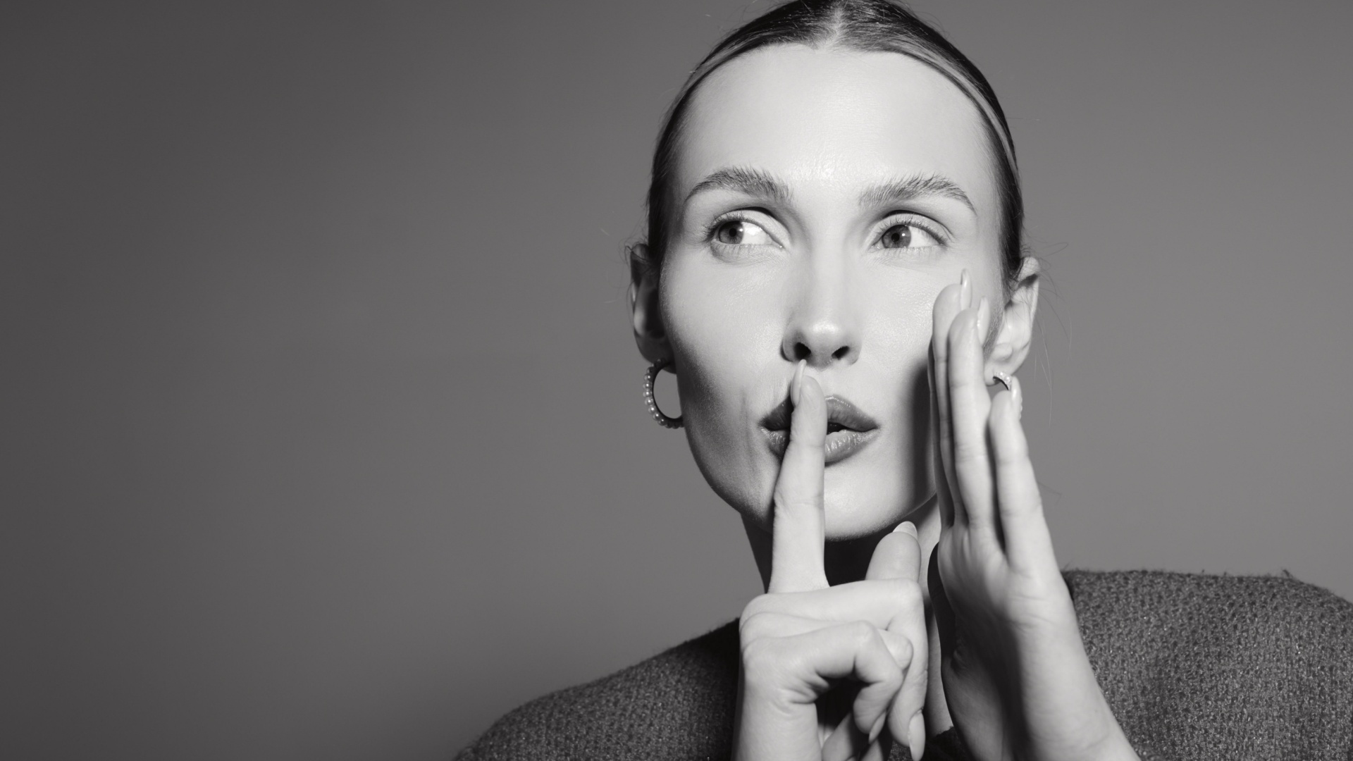 frau mit finger vor den mund