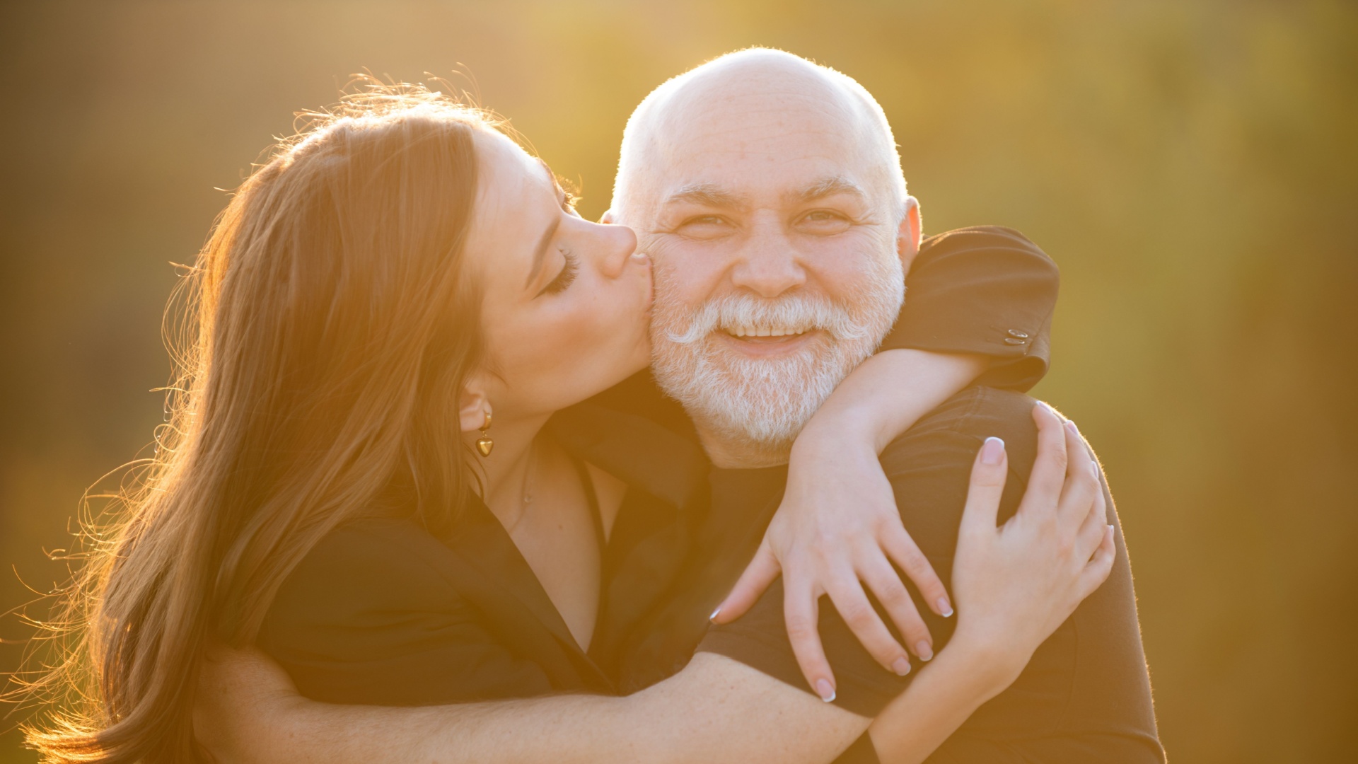 aelterer mann junge frau