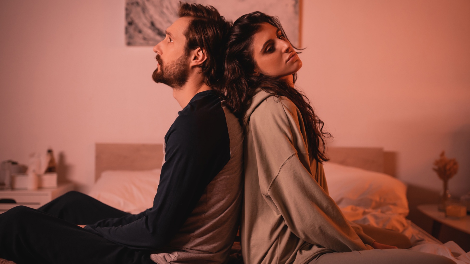 mann und frau ruecken an ruecken