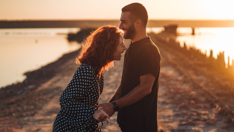 verliebtes paar im sonnenuntergang