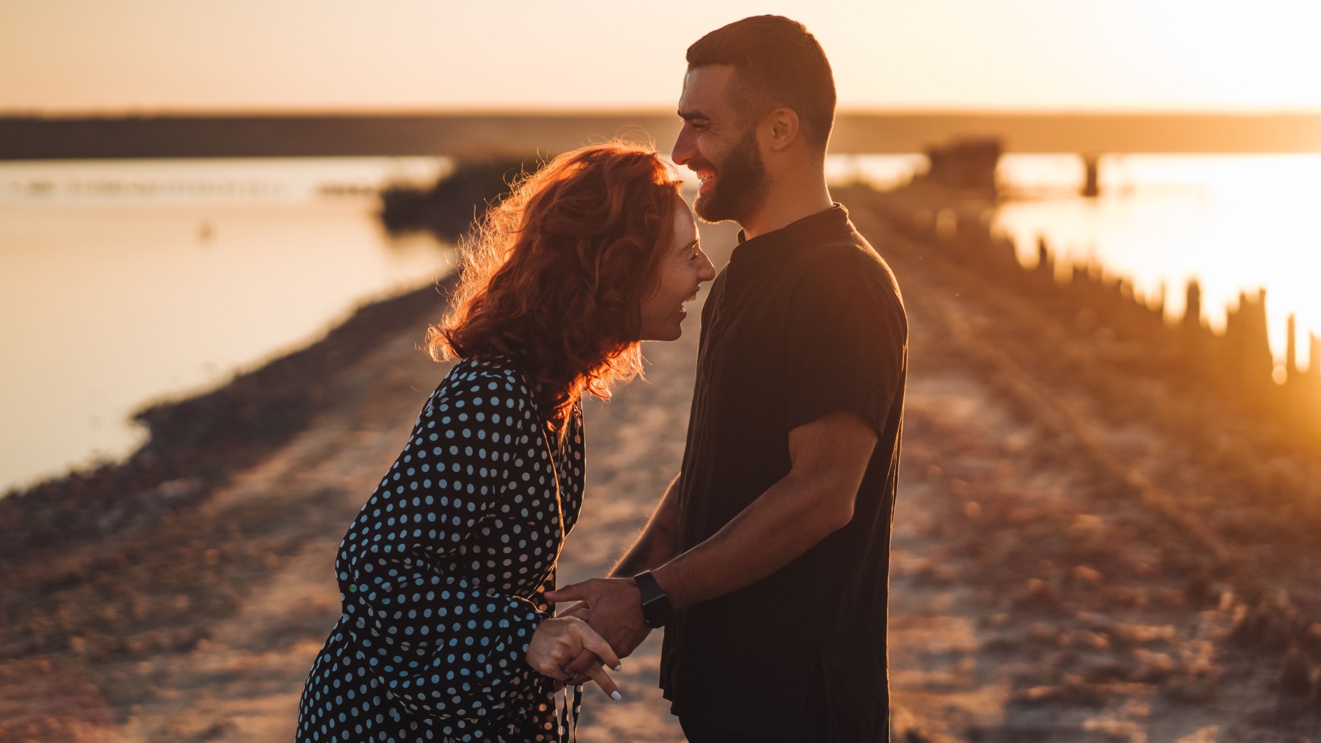 verliebtes paar im sonnenuntergang