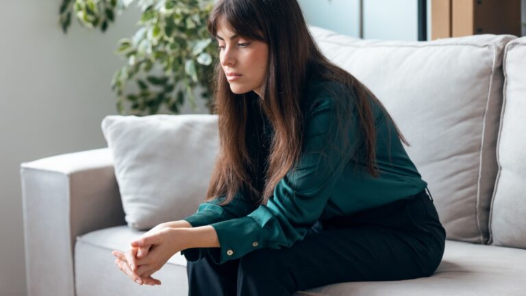 traurige frau wartet