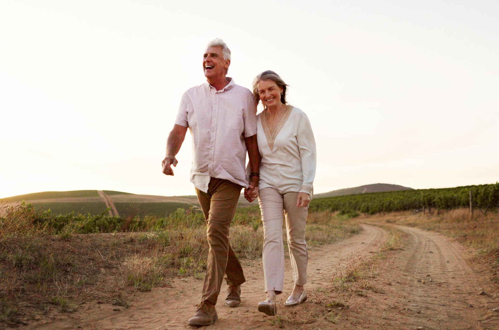 aelteres paar macht spaziergang