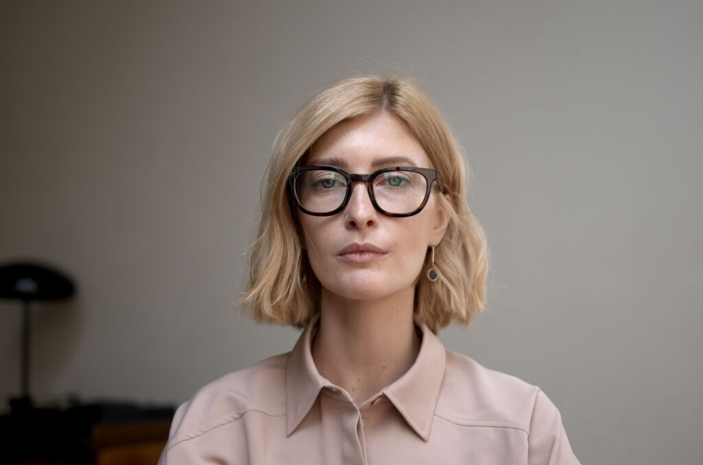 blonde frau mit brille