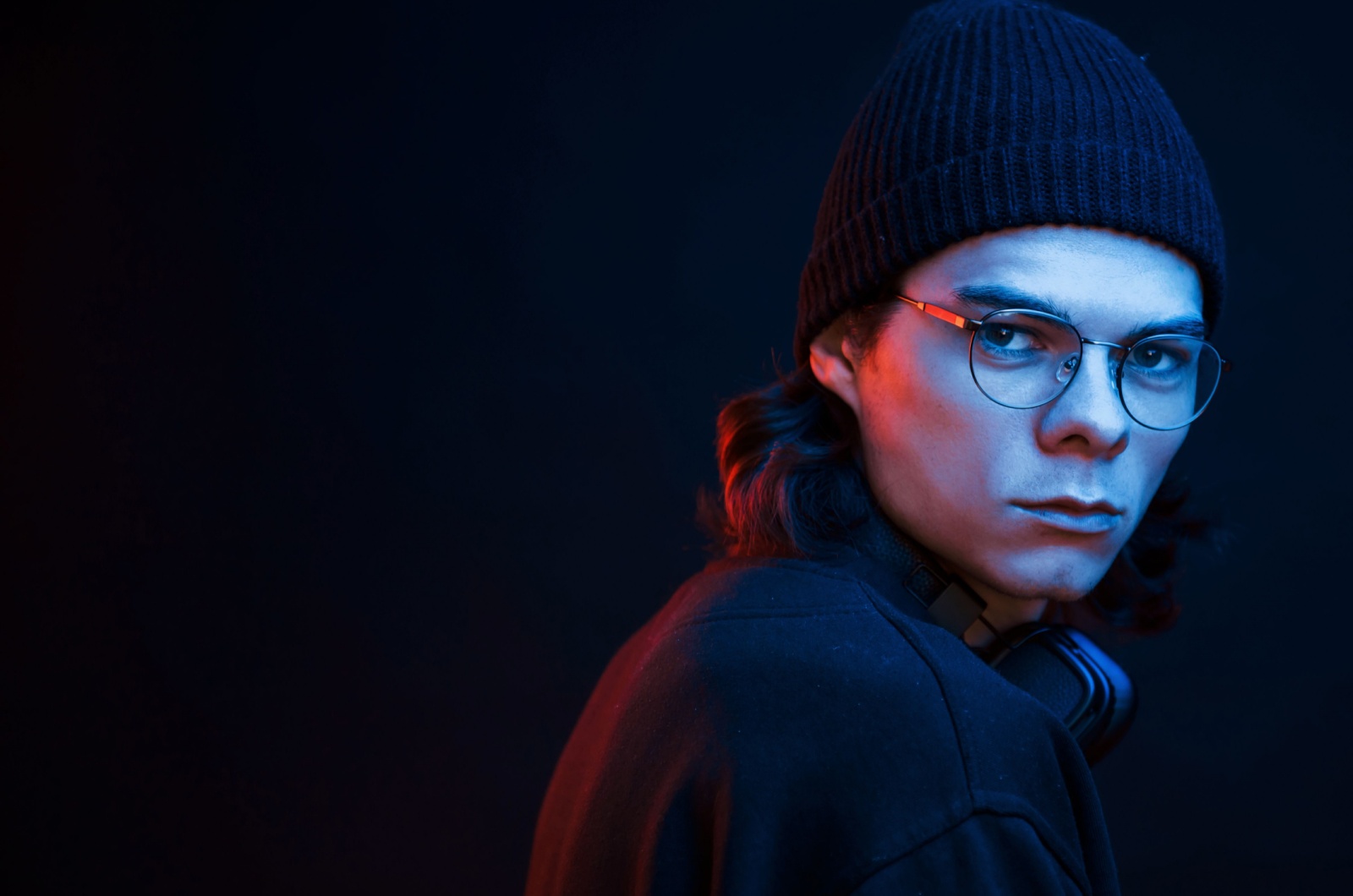 boeser mann mit brille