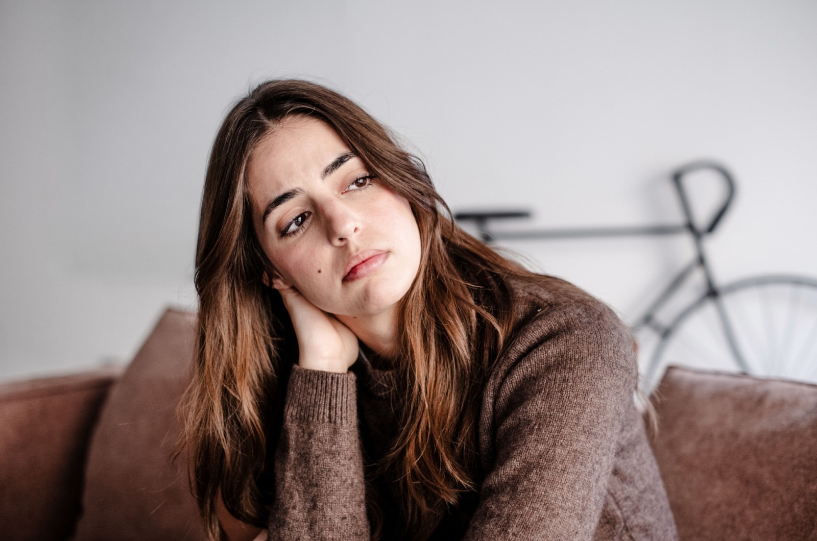 braunhaarige traruge frau