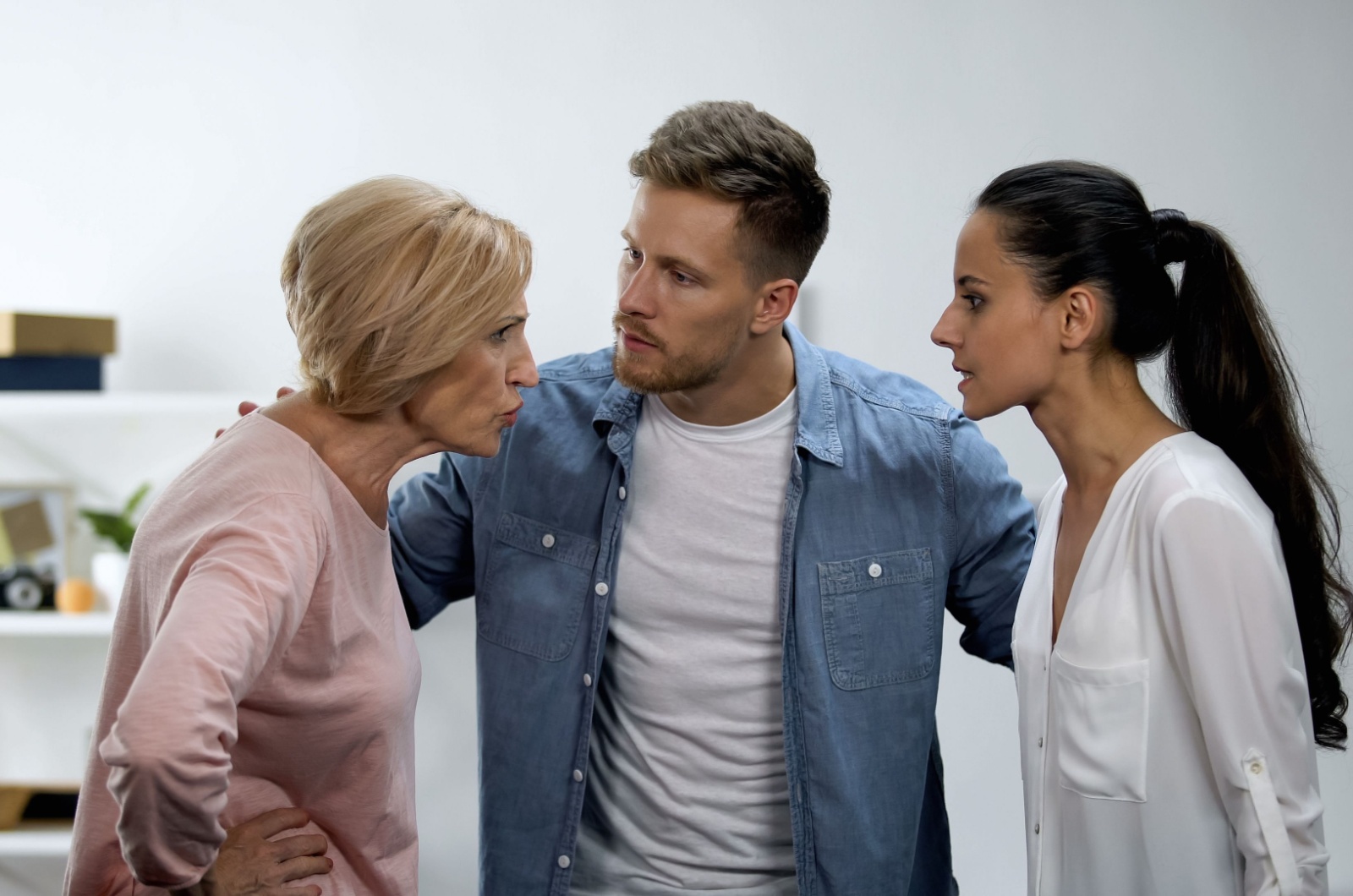 bruder und schwester streiten mit mama