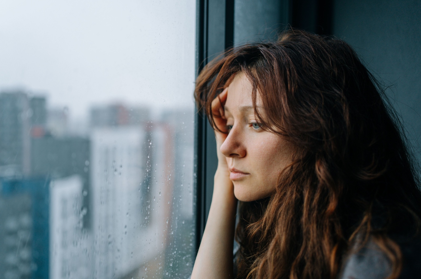 depressive frau am fenster