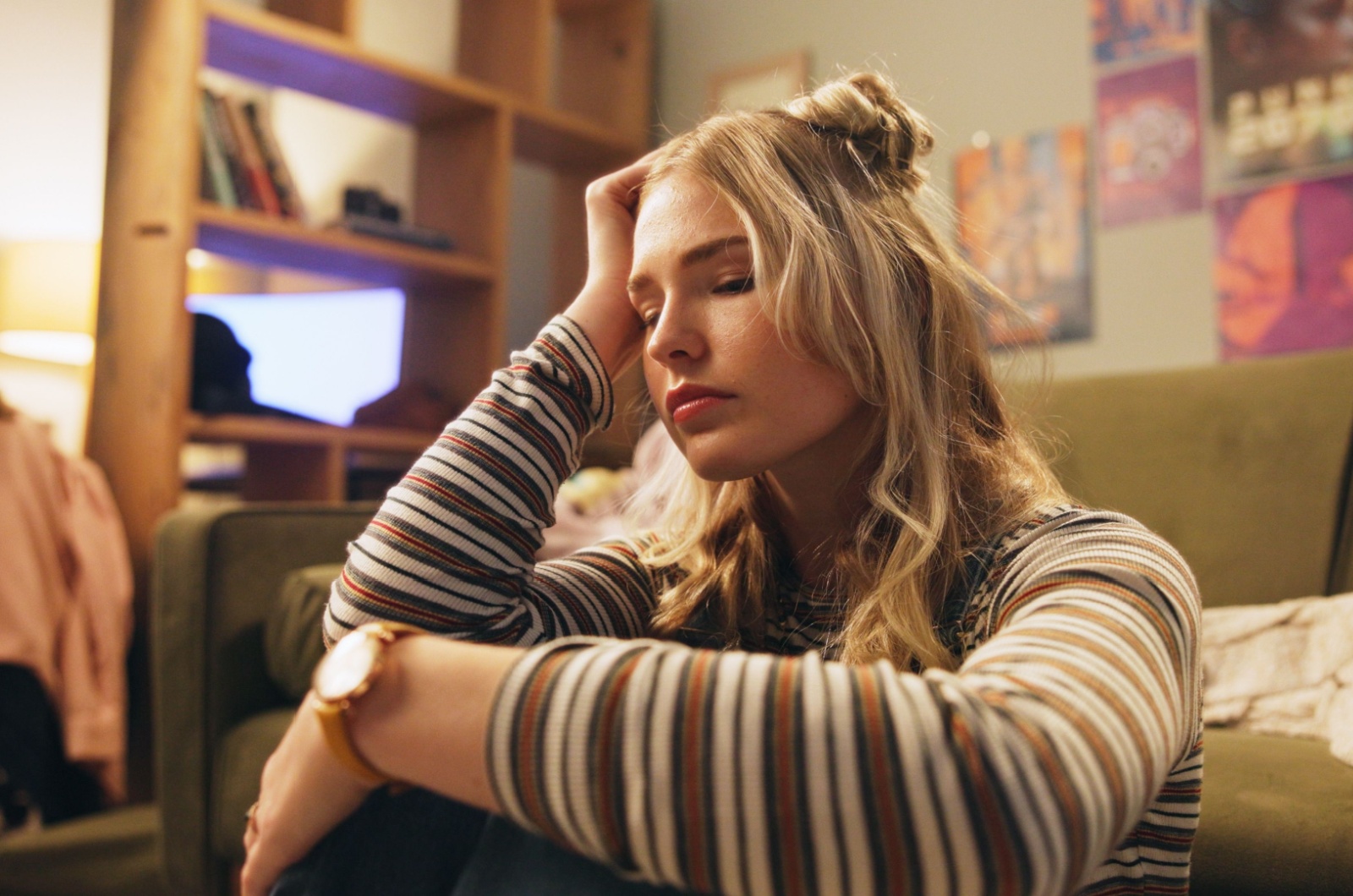 depressive frau sitzt auf dem boden