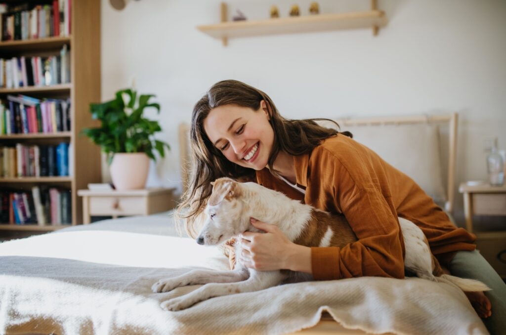 eine frau mit ihrem hund