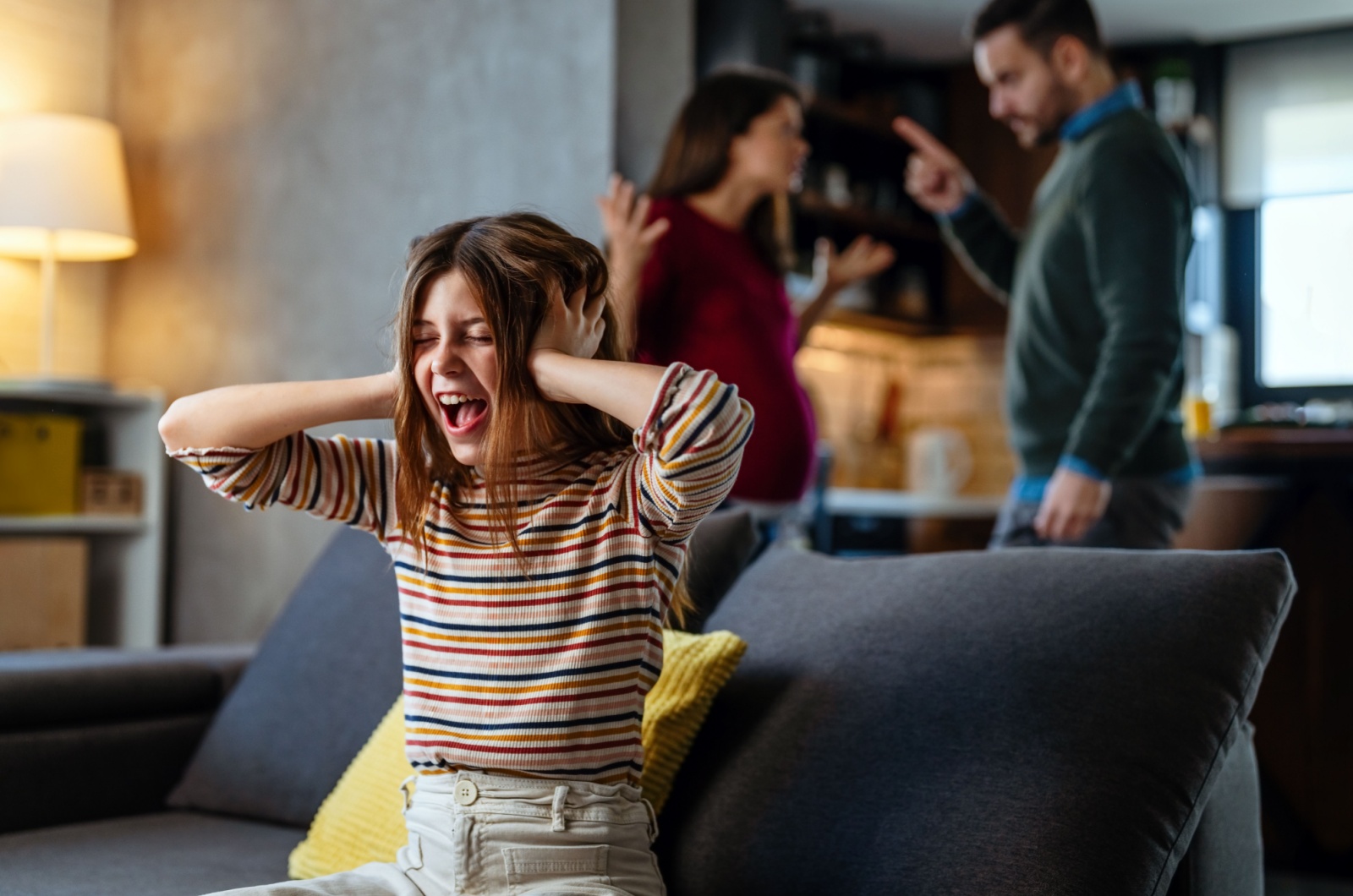 eltern streiten sich vor kind