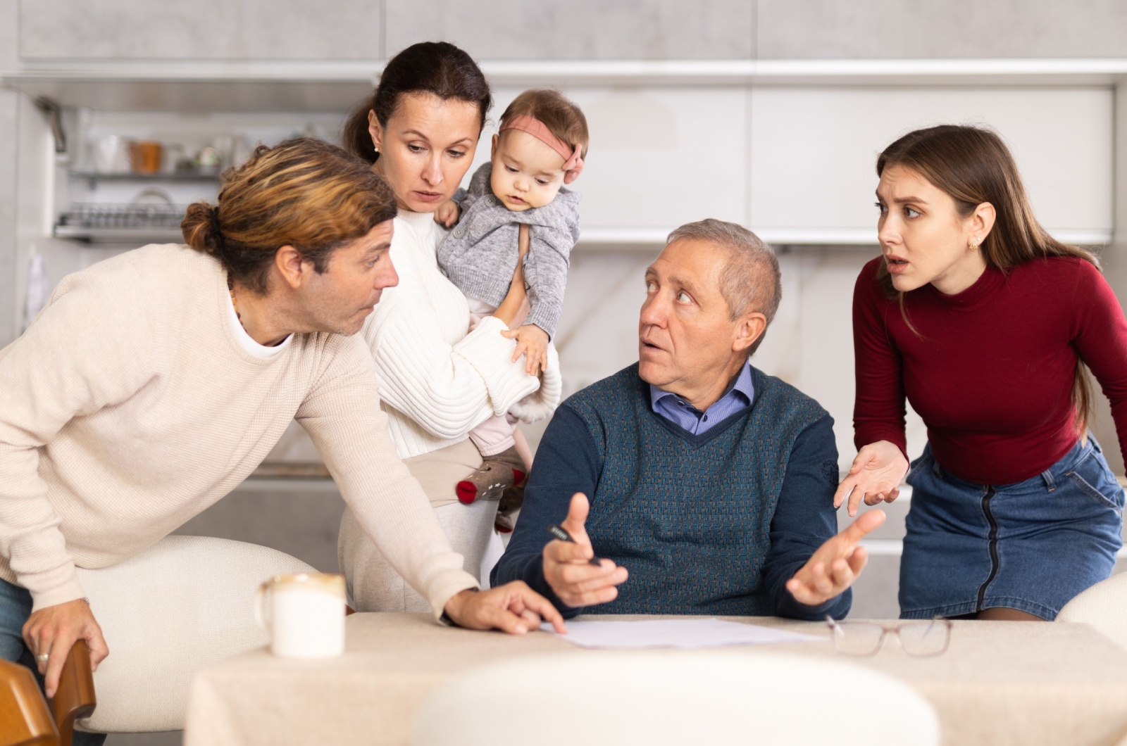 familie streitet intensiv