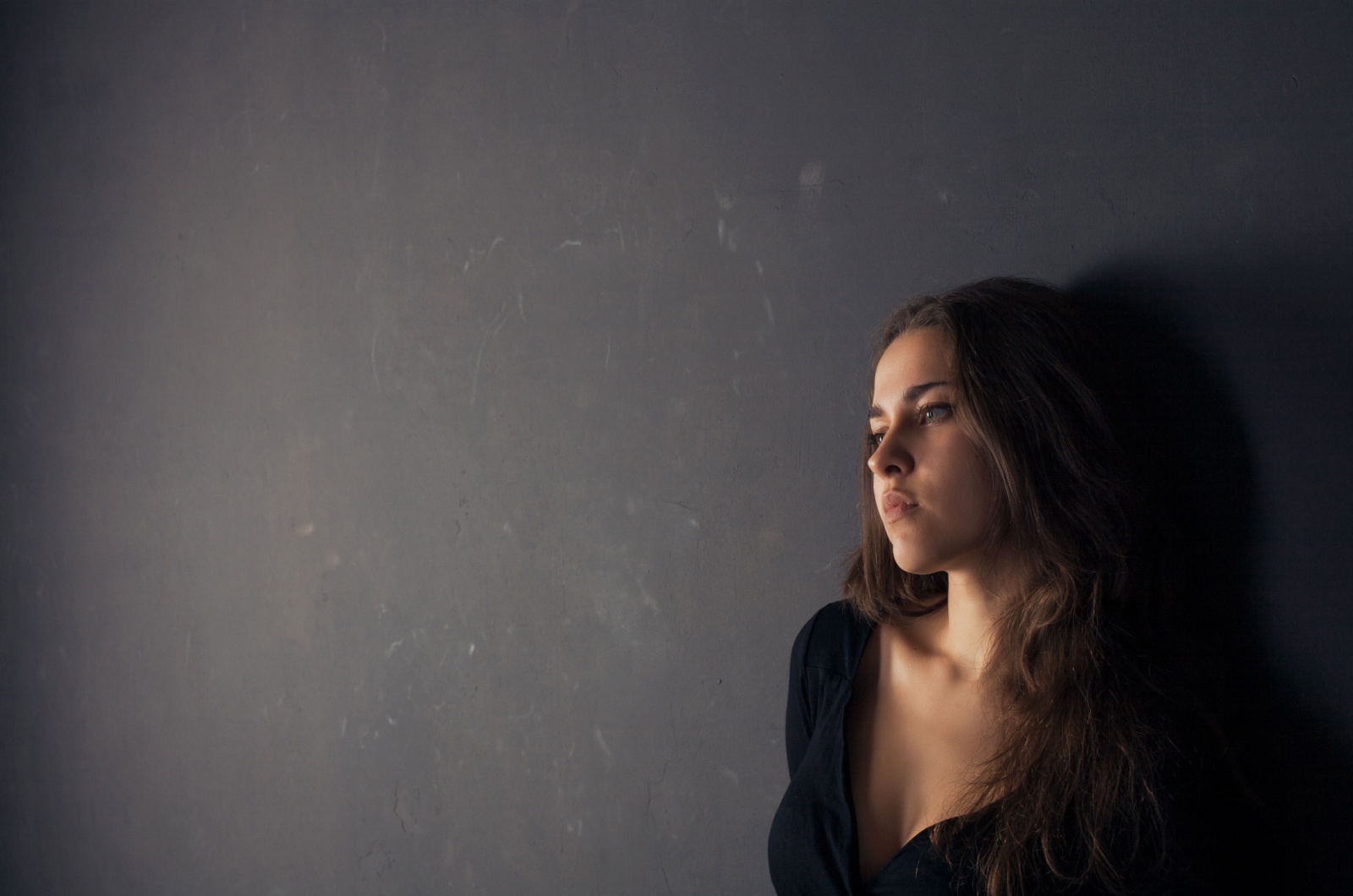 frau alleine traurig