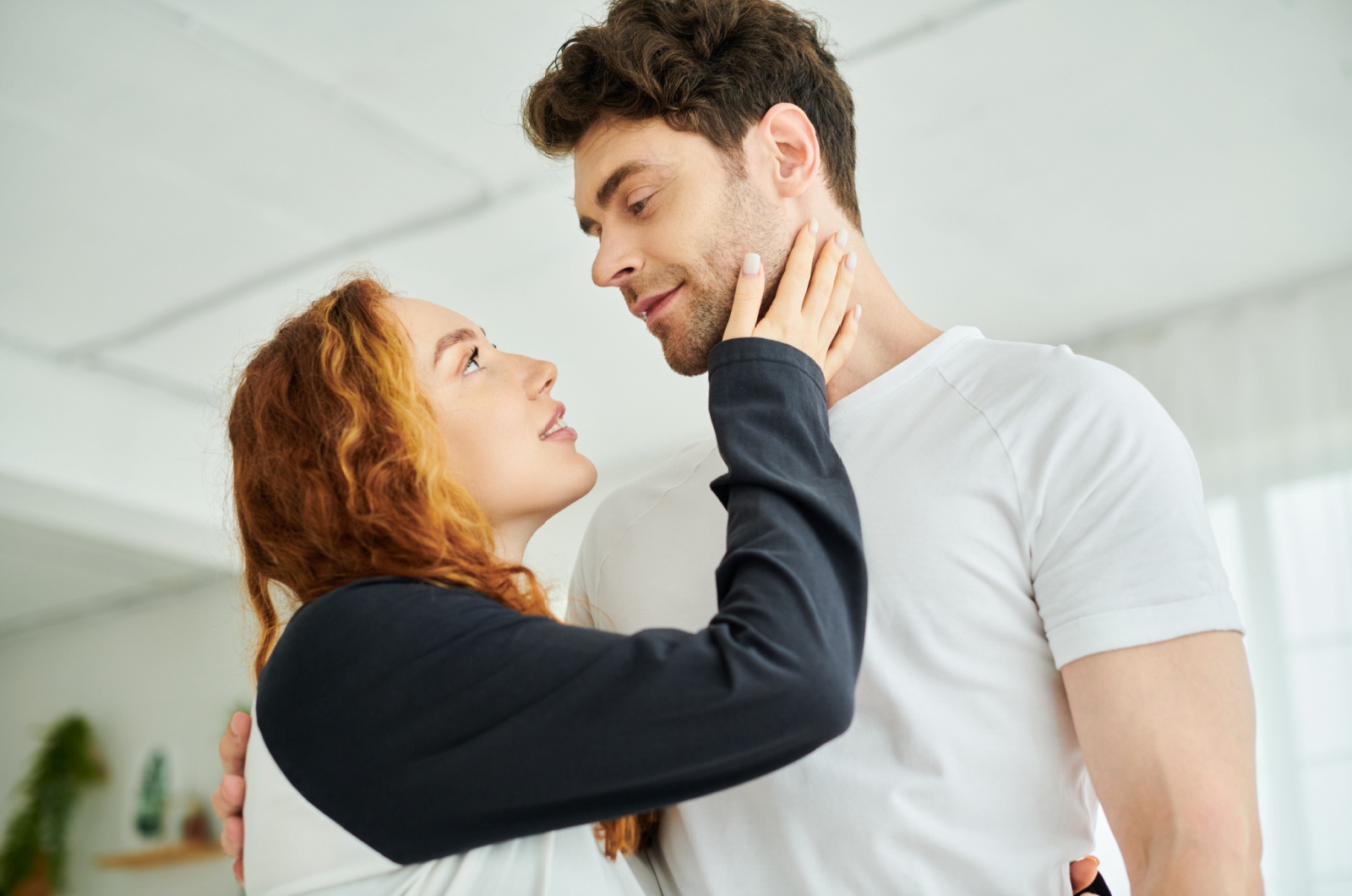 frau beruehrt gesicht von mann