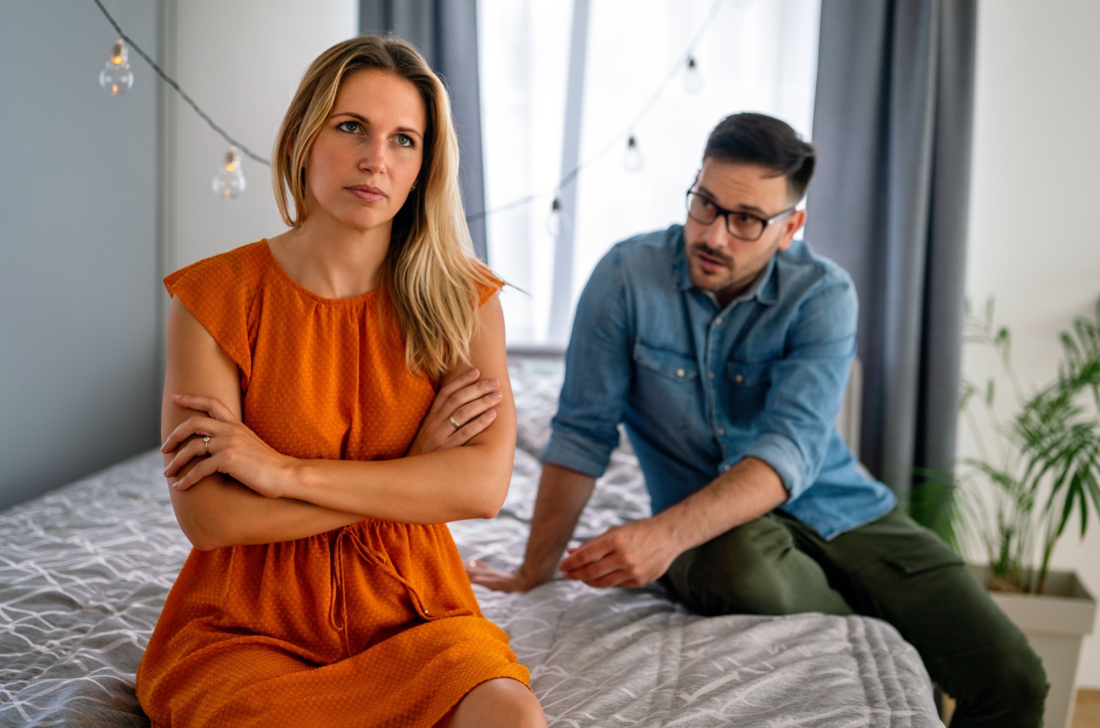 frau entzieht aufmerksamkeit