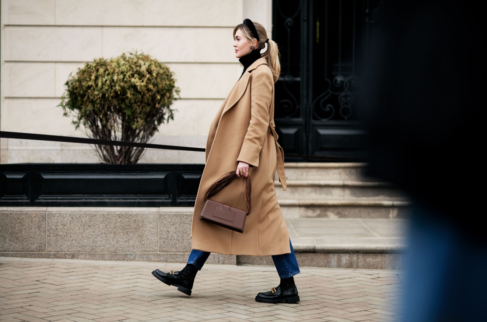 frau geht ihren eigenen weg