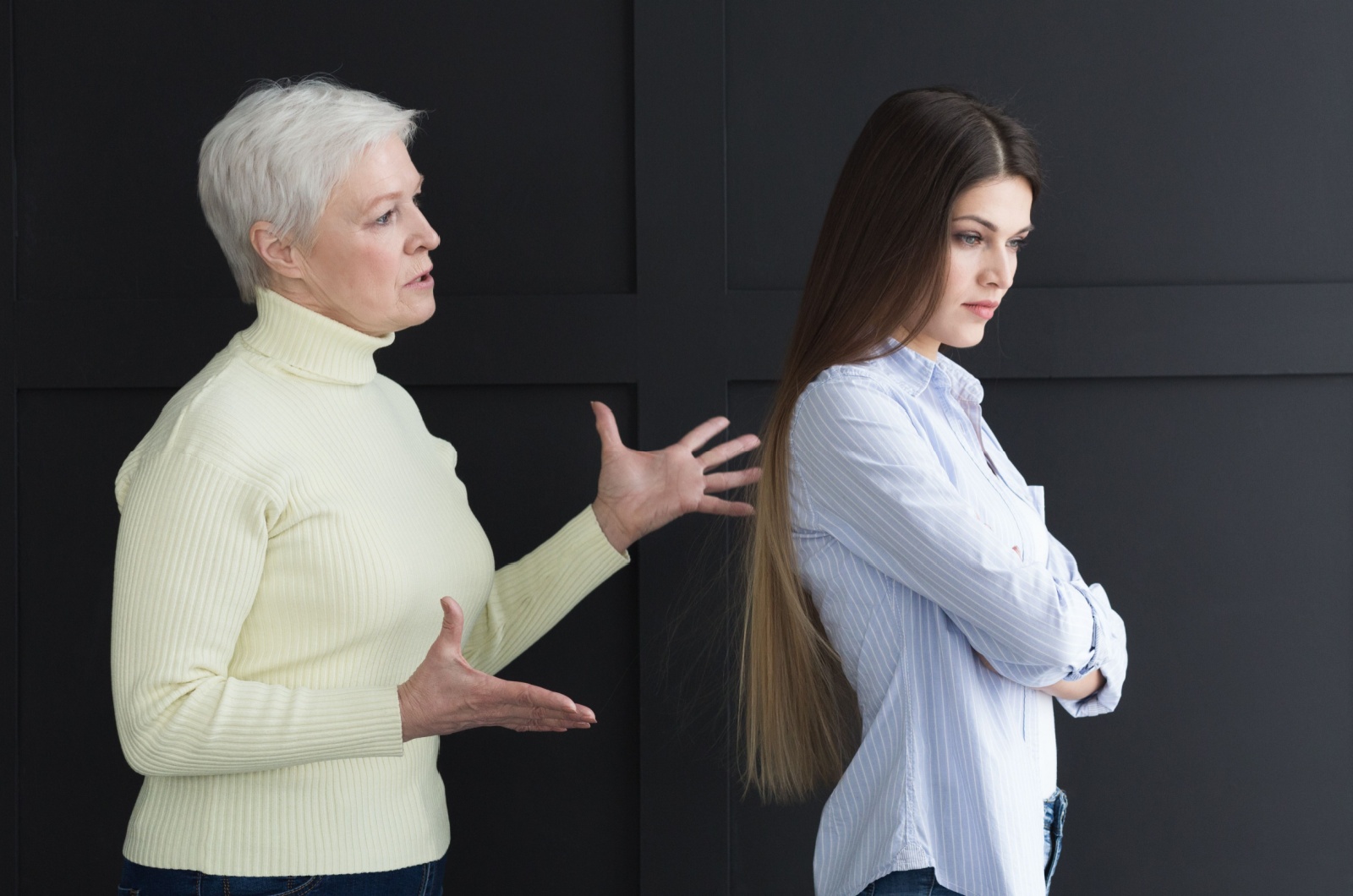 frau geht weg von mutter