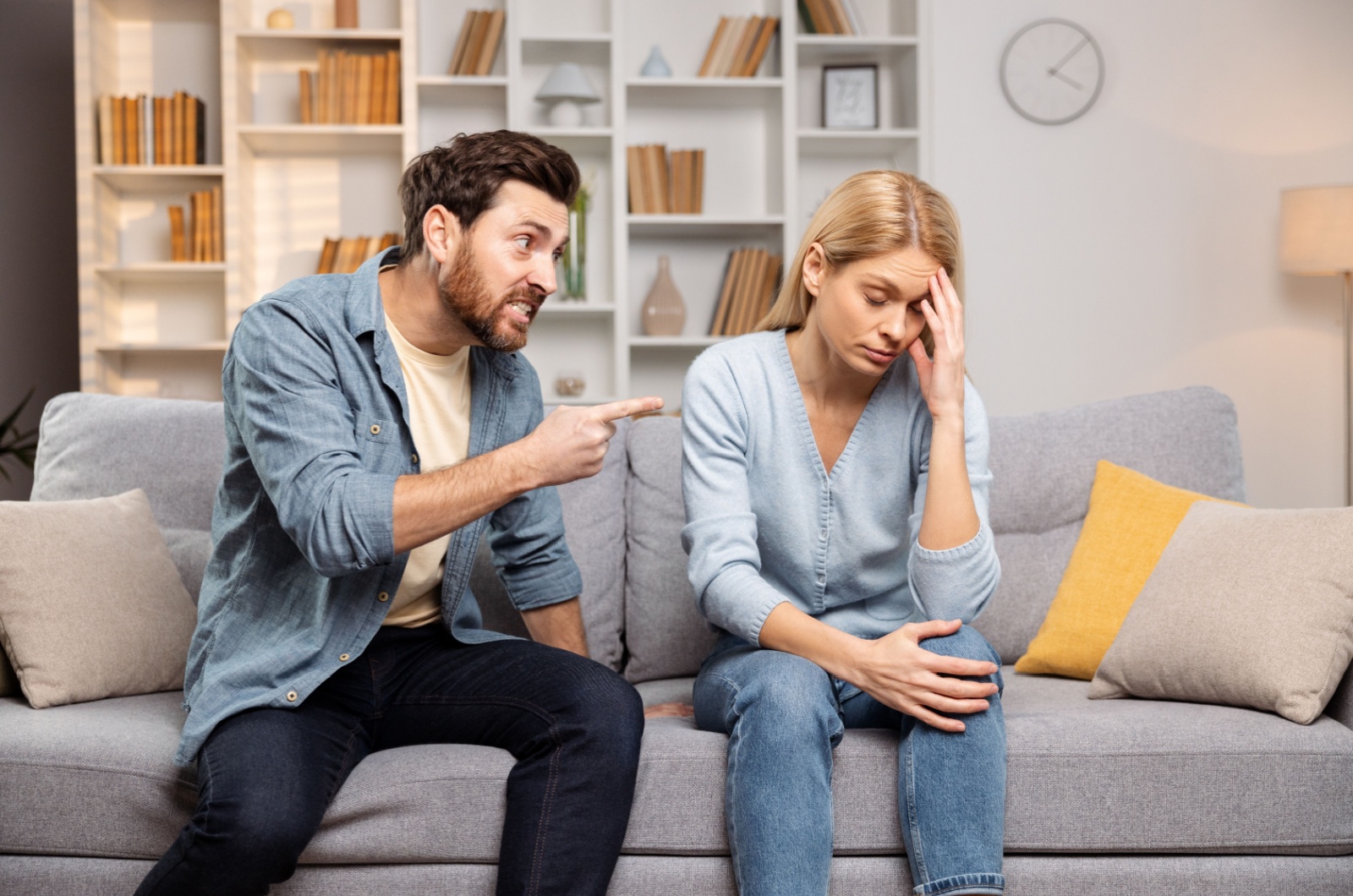 frau genervt von narzissten