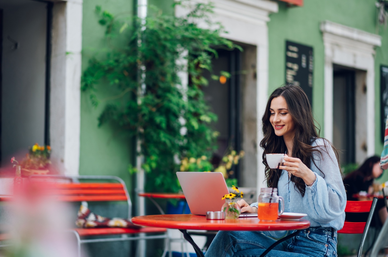 frau geniesst kaffee
