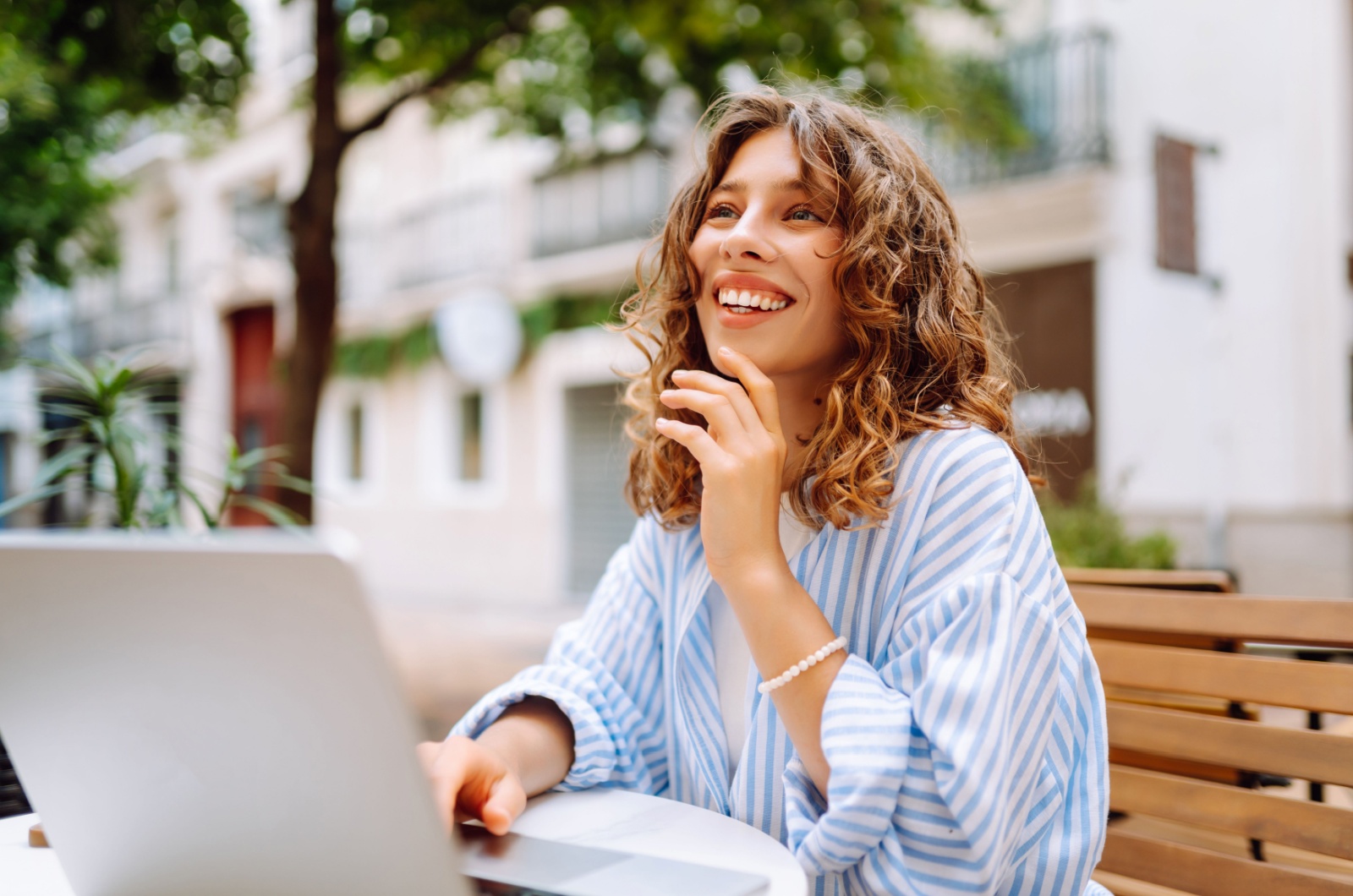 frau gluecklich mit laptop
