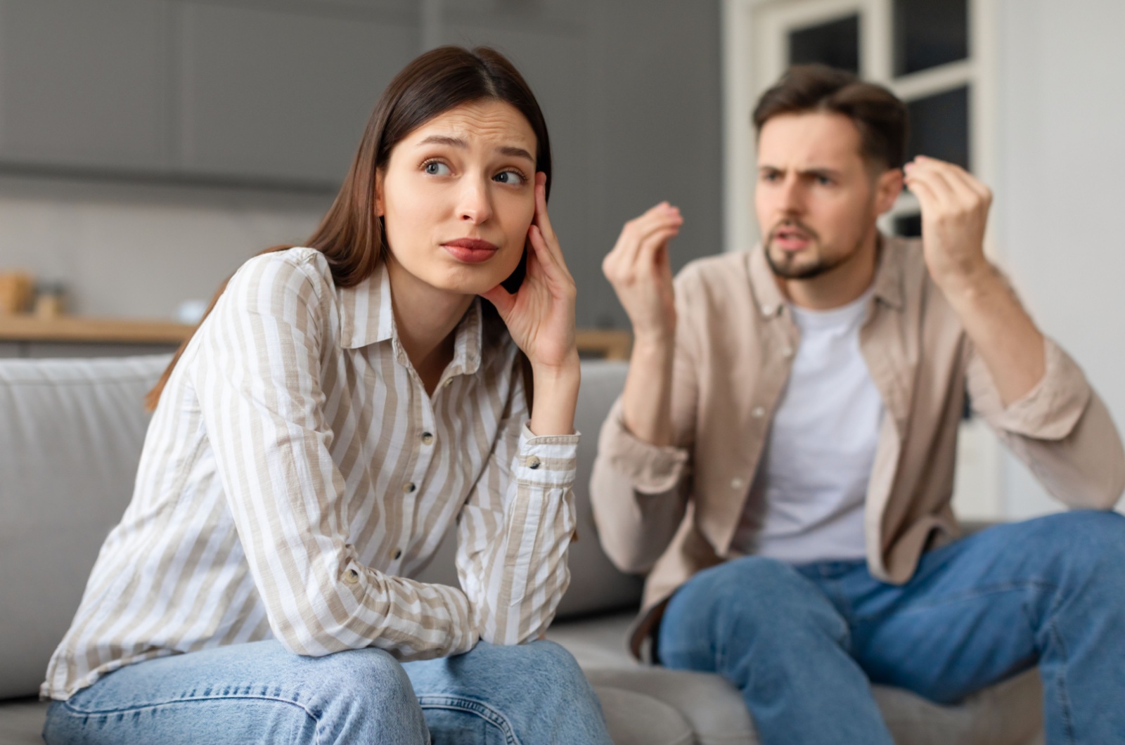 frau ignoriert genervten mann