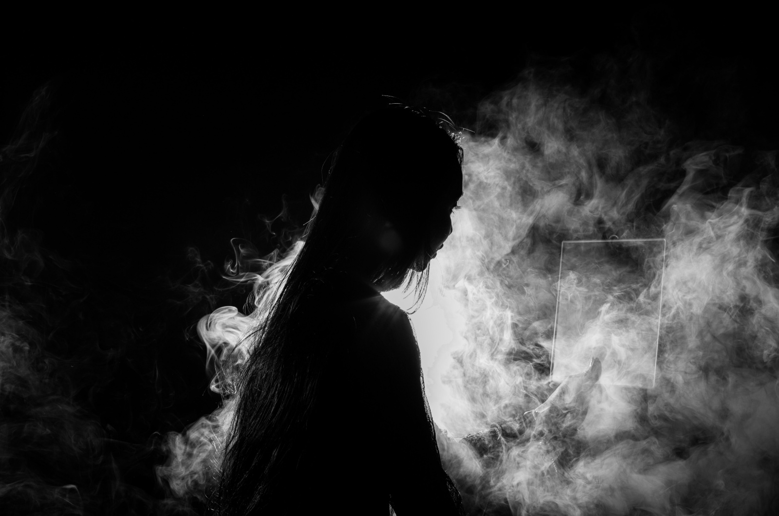 frau im rauch