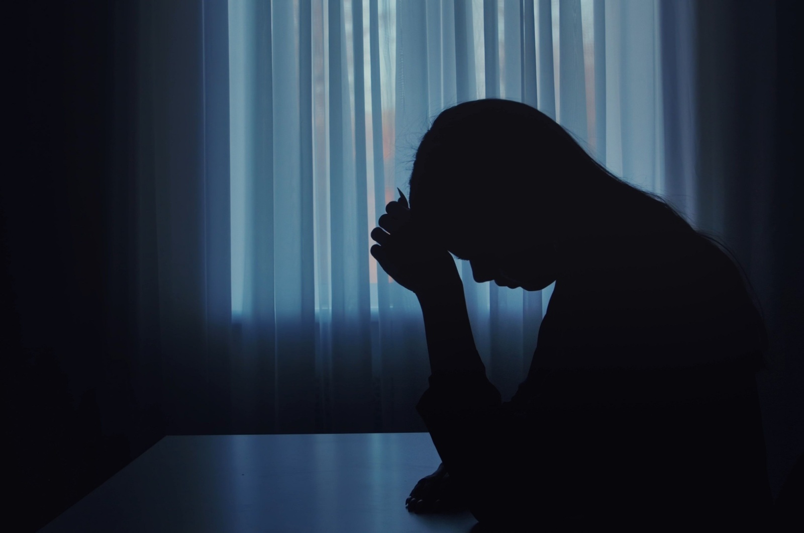 frau in dunkelheit denkt nach