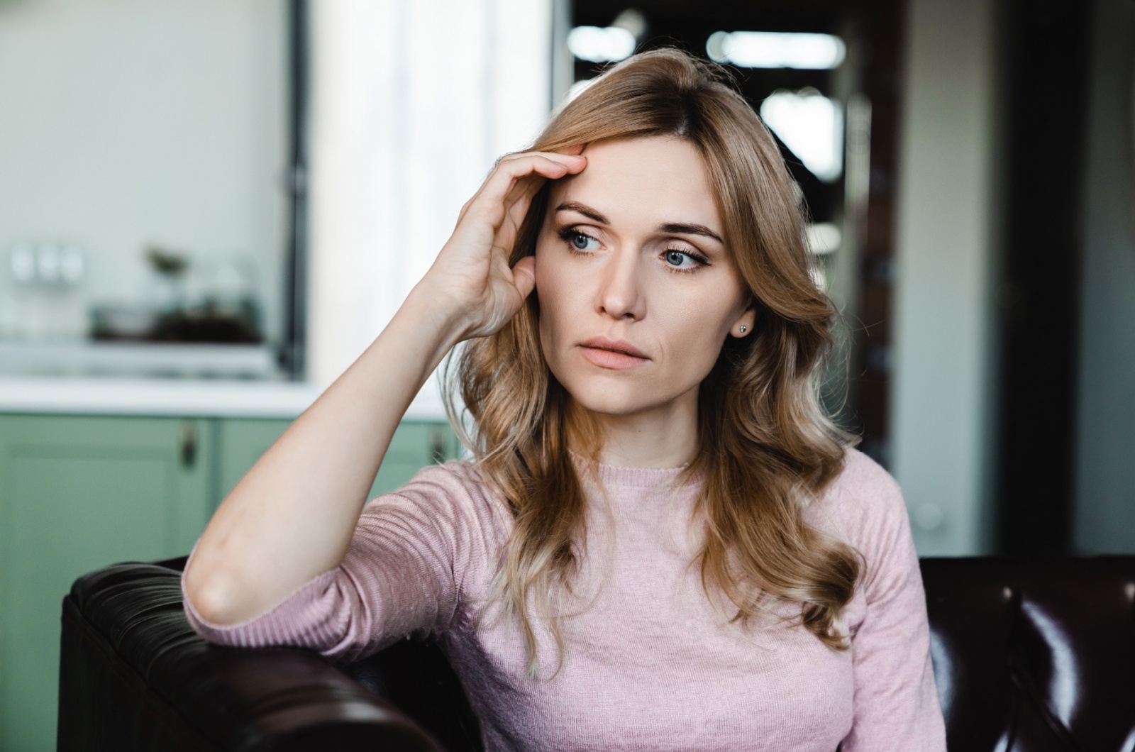 frau ist nachdenklich