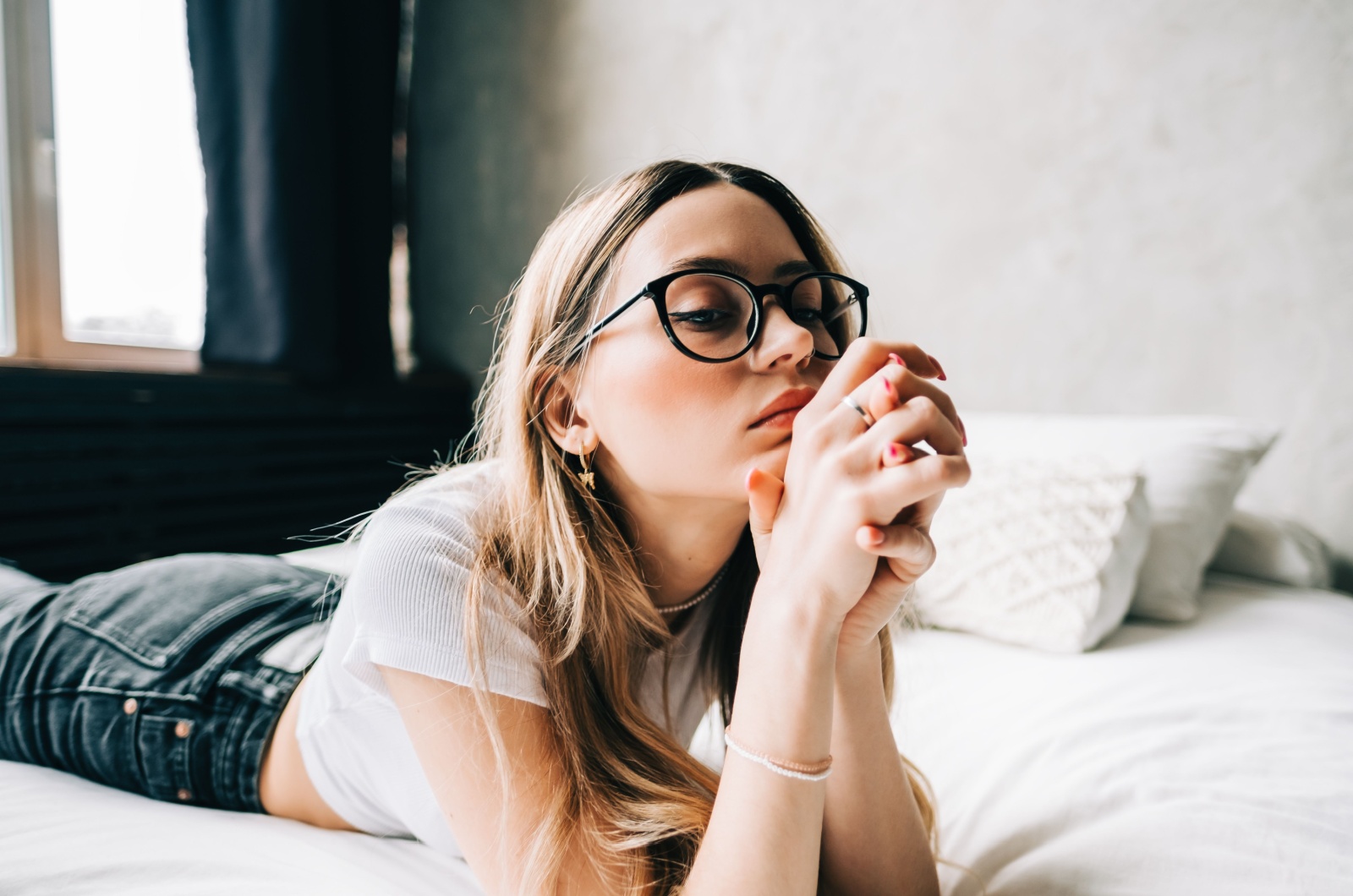 frau liegt auf bett