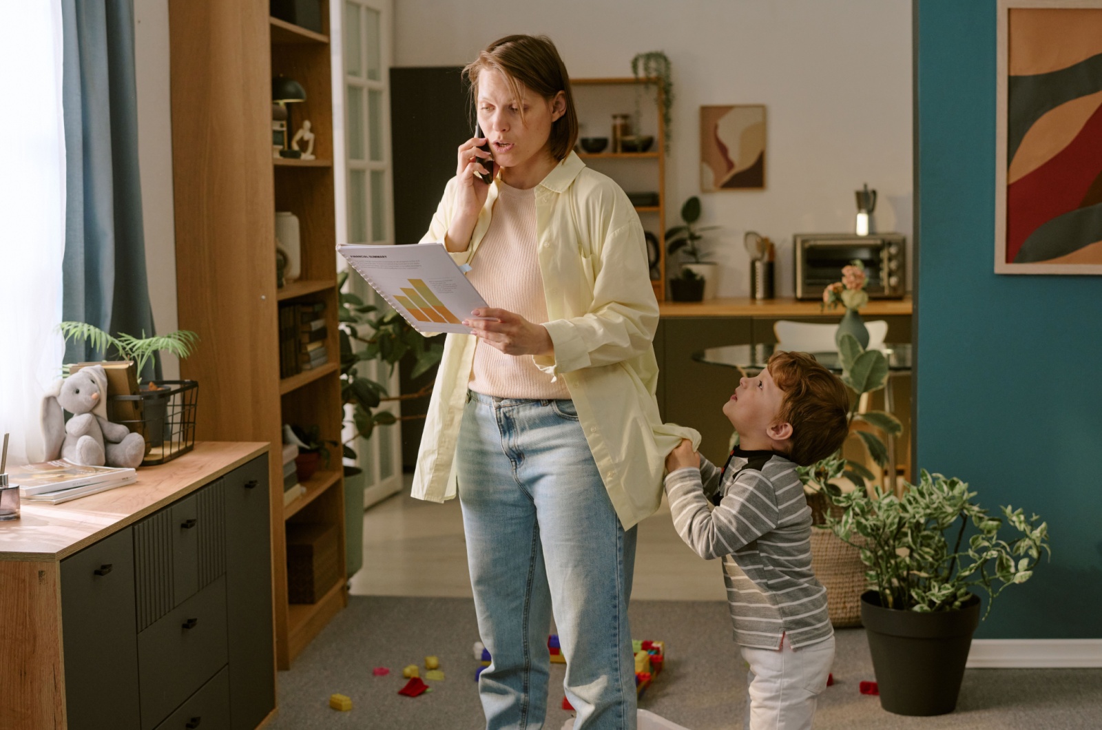 frau mit kind und arbeit