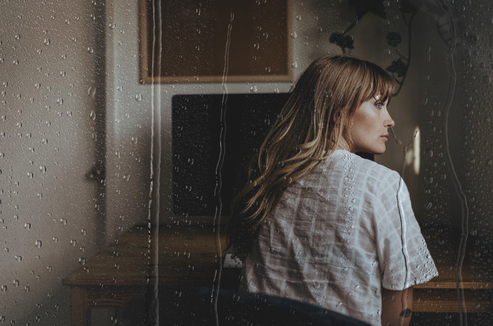 frau mit langen haaren sitzt