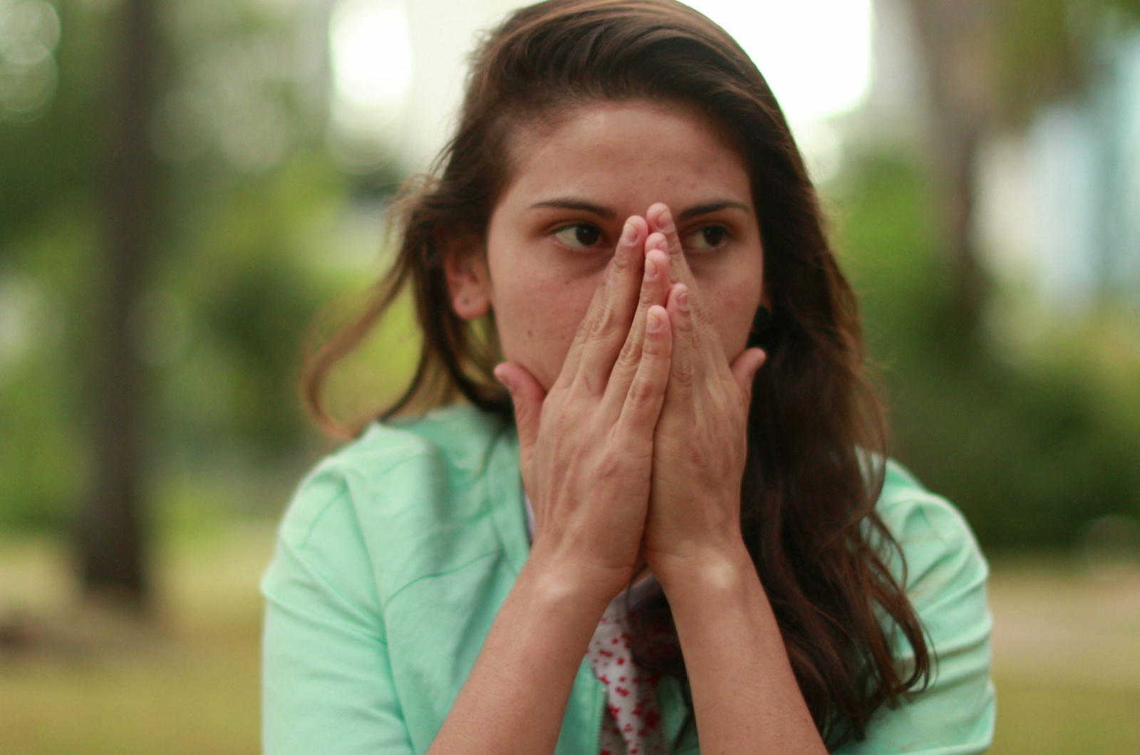 frau mit selbstzweifeln traurig